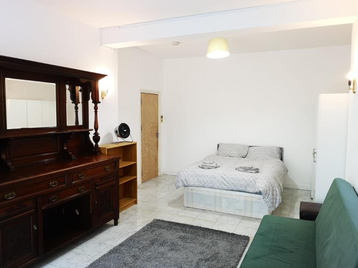 Large Spacious Property In Zone 2 Londra Exterior foto
